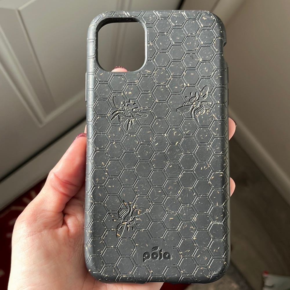 EUC Pela case iphone 11-Honey Bee design